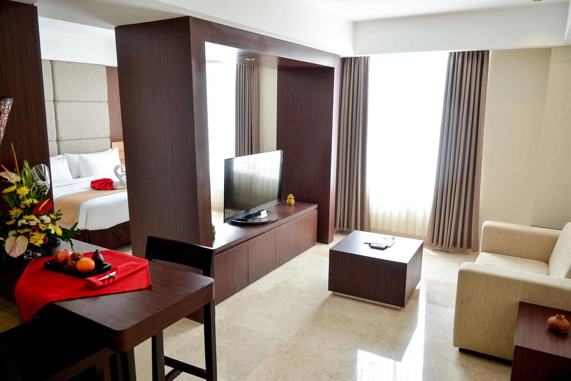 Lynn Hotel By Horison Yogyakarta Exterior photo
